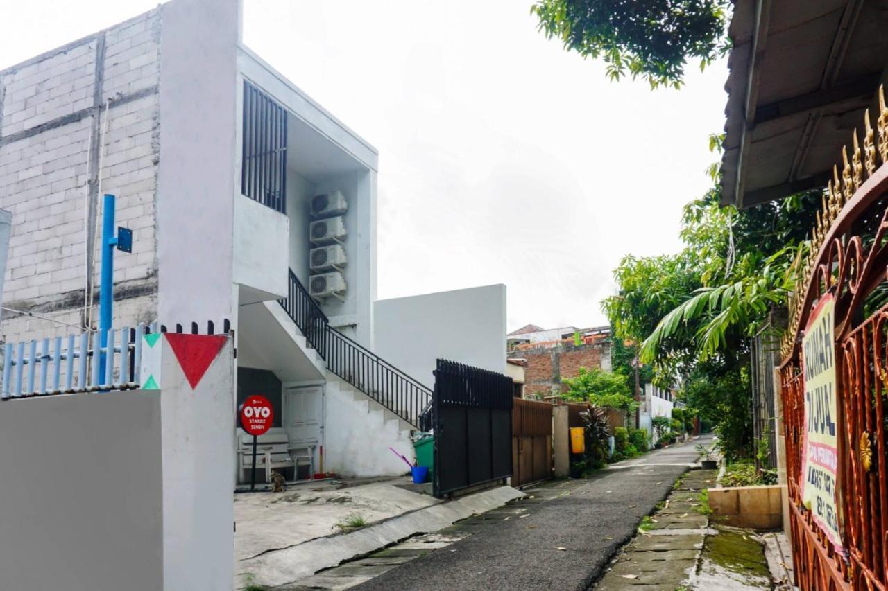 Super Oyo 91074 Stariez Senen Syariah Hotel Jakarta Buitenkant foto